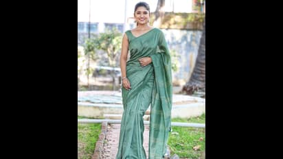 அம்சமான பட்டுப்புடவையில்... அழகான இடையை காட்டி ஏங்க வைக்கும் வாணி போஜன்...!