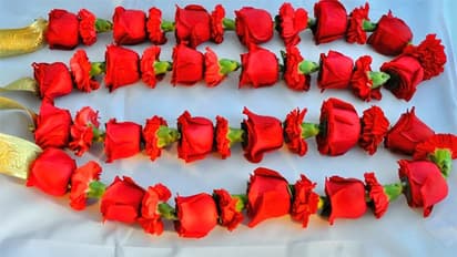 గులాబీ దండ వేస్తే.. వెయ్యి.. ఇప్పుడిదే ట్రెండ్ గురూ.. !!