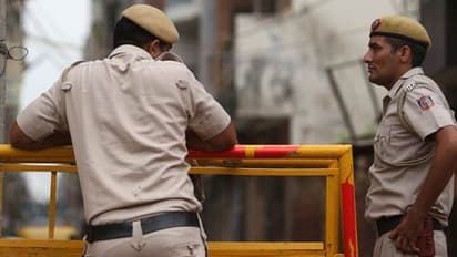 Shocking : कोरोना रिपोर्ट निगेटिव आने पर भी डरा IRS अधिकारी, कार के अंदर बैठकर एसिड पिया और दे दी जान