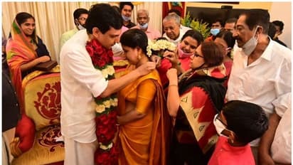 রাজ্যের করোনা সংকট কাটিয়ে উঠে মেয়ের বিয়ে দিলেন বিজয়ন, কেমন ছিল বিয়ের আসর