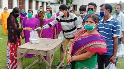 করোনার আতঙ্ক নয়, কোয়ারেন্টাইনে পরিযায়ী শ্রমিকদের পাশে আশাকর্মীরা