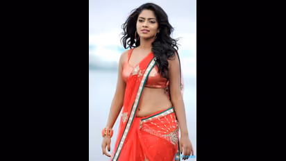 ரசிகரின் கன்னத்தில் நச்சென முத்தம் கொடுத்த அமலா பால்... வைரலாகும் வீடியோ...!