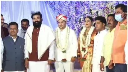 മാസ്കും സാമൂഹ്യ അകലവുമില്ല; കൊവിഡ് നിയന്ത്രണങ്ങൾ വീണ്ടും ലംഘിച്ച് കർണാടക ആരോഗ്യമന്ത്രി