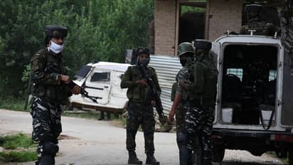 घाटी के पुलवामा सुरक्षाबलों ने मार गिराए दो आतंकी, एक जवान शहीद