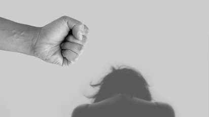 ಹುಬ್ಬಳ್ಳಿ: ನಡುರಸ್ತೆಯಲ್ಲೇ 2ನೇ ಪತ್ನಿಗೆ ಹಿಗ್ಗಾಮುಗ್ಗಾ ಥಳಿಸಿದ ಬಿಜೆಪಿ ಮುಖಂಡ..!