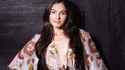 முன்னும், பின்னும் ஓபன் வைத்த உடையில்... படு கவர்ச்சியாக போஸ் கொடுத்த ஆண்ட்ரியா...!