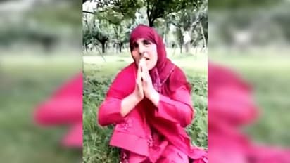 জঙ্গিদের হুমকিতে জোড়-হাতে ক্ষমা চাইলেন পঞ্চায়েত প্রধান, কাশ্মীরে কোথায় প্রশাসন, দেখুন