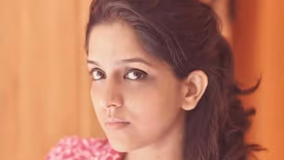 'ഹാക്ക് ചെയ്യപ്പെട്ട അക്കൗണ്ട് ആയിരുന്നില്ല അത്'; അശ്ലീല കമന്റ് ഇട്ടയാളുടെ പ്രതികരണത്തെക്കുറിച്ച് അപര്ണ