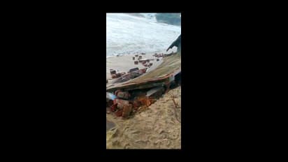 ಉಳ್ಳಾಲದಲ್ಲಿ ಹೆಚ್ಚಿದ ಕಡಲ್ಕೊರೆತ: ಮನೆ ಸಮುದ್ರಪಾಲು, ಇಲ್ಲಿವೆ ಫೋಟೋಸ್