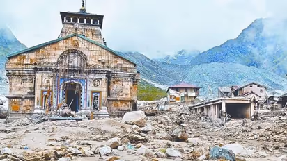 7 साल पहले आई प्रलय ने लील ली थीं हजारों जानें, लेकिन एक 'चमत्कार' से बच गया था केदारनाथ मंदिर