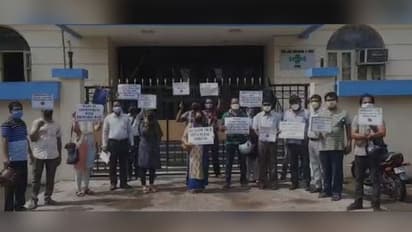 স্কুল ফি নিয়ে ফের বিক্ষোভ, হাইকোর্টের হুঁশিয়ারি দিলেন তারাতলার বিড়লা ভারতীর অভিভাবকরা