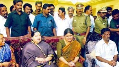 இந்த ஓட்டக்காரத்தேவர் மகன் பேச்சிமுத்து யாரென்று தெரிகிறதா..? கேள்விக்குறி போஸில் நின்று மாஸான அரசியல்வாதி..!