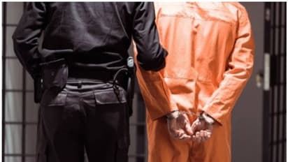 പാറാവുകാരനോടൊപ്പം ഒളിച്ചോടിയ വിചാരണത്തടവുകാരിയുടെ കഥ