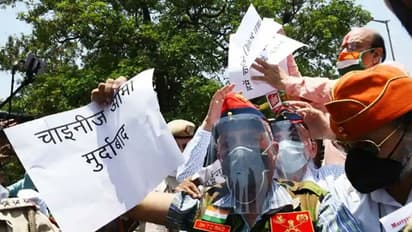 চিনা আগ্রাসনের জবাবে বাড়ির টিভি ভাঙলেন সুরাতের বাসিন্দারা, ৩ হাজার পণ্য বয়কটের ডাক ব্যবসায়ীদের