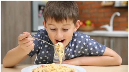 കുട്ടികൾക്ക് കൊടുക്കാൻ പാടില്ലാത്ത നാല് ഭക്ഷണങ്ങൾ