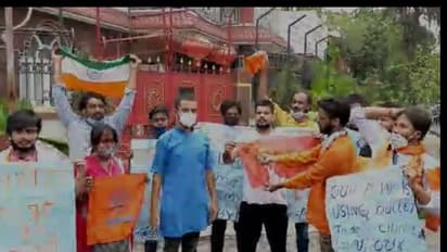 ভারতীয় সেনার উপর হামলার প্রতিবাদ, সল্টলেকে চিনা রাষ্ট্রদূত ভবনের সামনে এবিভিপি-র বিক্ষোভ