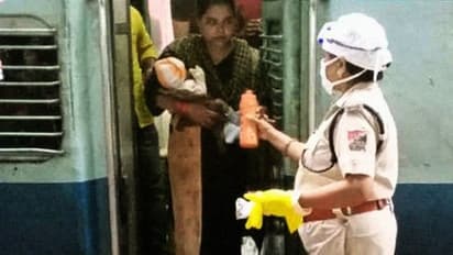 കുഞ്ഞിന് വിശക്കുന്നെന്ന് അമ്മ; ശ്രമിക് ട്രെയിനിലെ യുവതിക്ക് വീട്ടിൽ നിന്ന് പാലെത്തിച്ച് പൊലീസുകാരി