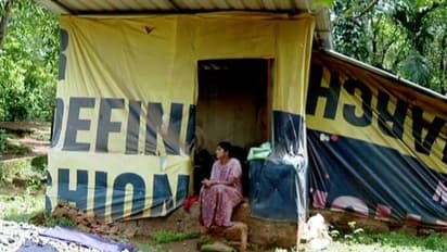 ഫ്ളക്സ് വലിച്ചുകെട്ടി വീട്, മൂത്ത മകളെ മാറ്റിനിര്ത്തി; ബീനയുടെ ദുരിതം പുറംലോകമറിഞ്ഞത് യാദൃശ്ചികമായി...