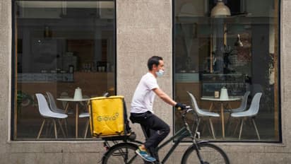 পাইলট থেকে হয়ে গেলেন ডেলিভারি ম্যান, বিমান ছেড়ে এখন চালাচ্ছেন সাইকেল