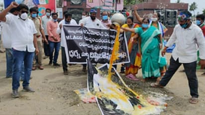 ఎంపీ రఘురామపై కులసంఘాల ఫైర్: ఫ్లెక్సీకి గాజులు, దిష్టిబొమ్మ దహనం