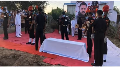 #UnmaskingChinaசீன தாக்கியதில் பலியான பழனியின் உடல் சொந்த ஊரில் நல்லடக்கம்...21 குண்டுகள் முழங்க ராணுவ மரியாதை