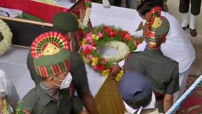 घरों के अंदर से लोगों ने किया सैल्यूट, ऐसे दी गई देश के लिए शहीद होने वाले संतोष बाबू को अंतिम सलामी