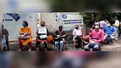 অনৈতিক ভাবে ফি আদায়ের অভিযোগ, অবস্থান বিক্ষোভে রাণীকুঠির জিডি বিড়লা স্কুলের অভিভাবকরা