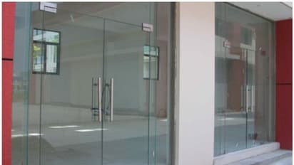 കെട്ടിടങ്ങളിൽ ചില്ലുവാതിൽ സ്ഥാപിക്കുമ്പോൾ ശ്രദ്ധിക്കണം; മാർഗനിർദേശം പുറപ്പെടുവിച്ച് എറണാകുളം ജില്ലാ ഭരണകൂടം