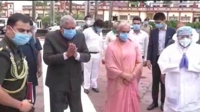 দক্ষিণেশ্বর ও বেলুড়ে সস্ত্রীক রাজ্যপাল, পুজো দিয়ে পশ্চিমবঙ্গবাসীর জন্য মঙ্গলকামনা