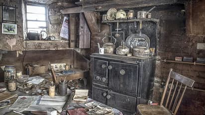 12.15 -ന് നിലച്ച ക്ലോക്ക്, പ്രണയ ലേഖനങ്ങള്‍, ഫോട്ടോഗ്രാഫുകള്‍; ഉപേക്ഷിക്കപ്പെട്ട ഫാം ഹൗസില്‍ കണ്ടത്