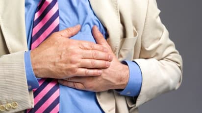 என்னடா புதுசு புதுசா பீதியை கிளப்புறீங்க.. கொரோனா பாதித்தவர்களுக்கு மாரடைப்பு ஏற்பட வாய்ப்பு..!