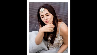 பிரபல தமிழ் நடிகருடன் காதலா? வீட்டுக்கு ரகசிய விசிட் அடித்து சிக்கிய நிக்கி கல்ராணி! வெளியான புகைப்படம்!