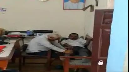 दफ्तर में बुजुर्ग चपरासी से पैर दबवा रहे थे साहब, कैमरे में कैद हुई तस्वीरें तो मचा हड़कंप