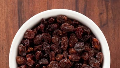 ಚಳಿಗಾಲದಲ್ಲಿ ವೈದ್ಯರಿಂದ ದೂರವಿರಲು ದಿನಕ್ಕೊಂದು ಮುಷ್ಟಿ ಒಣ ದ್ರಾಕ್ಷಿ ತಿನ್ನಿ