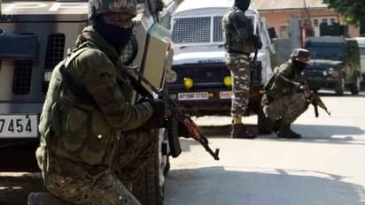 जम्मू-कश्मीर के सोपोर में सुरक्षा बलों और आतंकियों में मुठभेड़ जारी, दो आतंकी ढेर