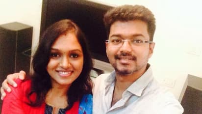 நடிகர் விஜய்க்கு இவ்வளவு அழகான மாமா பொண்ணா?  தளபதியுடன் எவ்வளவு நெருக்கமா போஸ் கொடுக்குறாங்க!