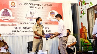 കേരള പൊലീസിന് മഴക്കോട്ടുകൾ വിതരണം ചെയ്ത് നിറപറ ഗ്രൂപ്പ്