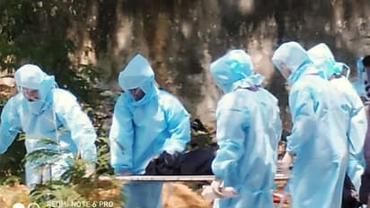 కరోనాతో డాక్టర్ మృతి... మృతదేహాన్ని స్వగ్రామంలోకి అనుమతించని గ్రామస్థులు