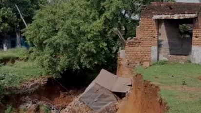 অন্ডালে ভয়াবহ ধসে মাটির গর্ভে চলে গেল বাড়ি, নিখোঁজ এক মহিলা