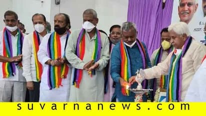 ಗದಗ: ಸಚಿವ S T ಸೋಮಶೇಖರ್ನನ್ನ ಹಾಡಿ ಹೊಗಳಿದ ಕಾಂಗ್ರೆಸ್ ನಾಯಕ