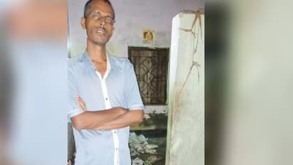 বাবাকে 'নগ্ন করে বেধড়ক মার', 'গুণধর' ছেলেকে পুলিশের হাতে তুলে দিল স্থানীয়রা