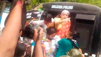 ভারত-বিরোধী কথা বলছে 'গণশক্তি', প্রতিবাদে রাস্তায় বিজেপির মহিলারা