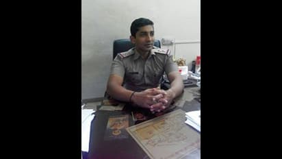 ವೃದ್ಧ ದಂಪತಿಯ ದತ್ತು ಪಡೆದು ಸಾಕುತ್ತಿರುವ ಪೊಲೀಸ್..! ಇಲ್ಲಿವೆ ಫೋಟೋಸ್