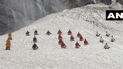 ಮೈ ಕೊರೆಯುವ ಚಳಿಯಲ್ಲೂ ಲಡಾಖ್ ಗಡಿಯಲ್ಲಿ ನಮ್ಮ ಯೋಧರಿಂದ ಯೋಗ!