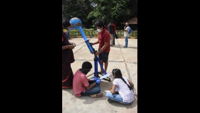 ಬೆಂಗಳೂರಲ್ಲಿ ಹೀಗಿತ್ತು ಸೂರ್ಯ ಗ್ರಹಣ ವೀಕ್ಷಣೆ: ಇಲ್ಲಿವೆ ಫೋಟೋಸ್