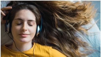 രാത്രിയിൽ ഉറങ്ങുന്നതിന് മുമ്പ് പാട്ട് കേൾക്കുന്ന ശീലമുണ്ടോ...?