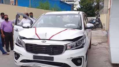 ಹೊಸ ಕಾರಿನ ಕೀ ಪಡೆದ ಮರುಕ್ಷಣದಲ್ಲೇ ಶೋ ರೂಂ ಗೋಡೆಗೆ ಡಿಕ್ಕಿ, ಮಾಲೀಕನ ಕನಸು ಪುಡಿ ಪುಡಿ!