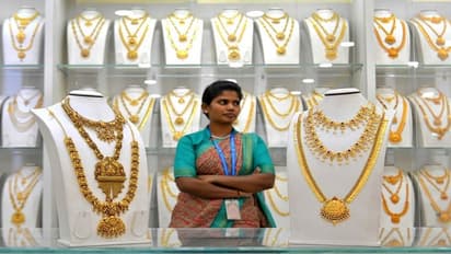 মাসের শেষেই একধাক্কায় দাম কমল সোনার, দোকানে ভিড় জমাচ্ছে সাধারণ মানুষ