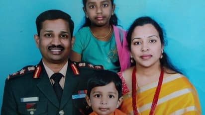 కోరుకొన్న శాఖలో ఉద్యోగం: సంతోష్ భార్యకు కేసీఆర్ హామీ