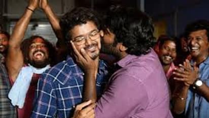 தளபதி விஜய் தனது முதல் படத்திற்கு வாங்கிய சம்பளம் எவ்வளவு தெரியுமா?... படிச்சிட்டு அதிர்ச்சி அடையாதீங்க...!